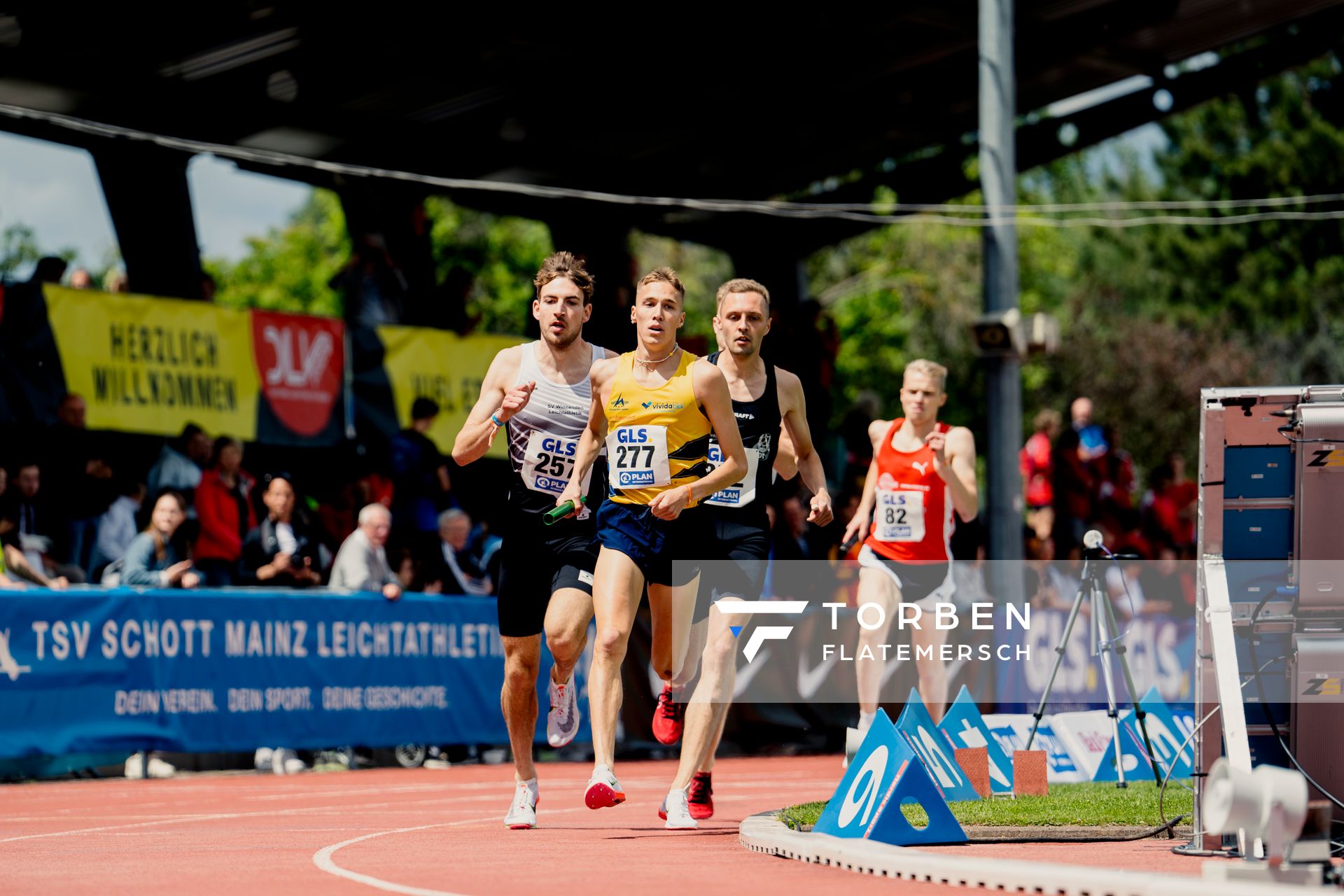 Jens Mergenthaler (StG Heilbronn-Weinstadt-Winnen), Marc Tortell (Athletics Team Karben) am 29.05.2022 waehrend der Deutschen Meisterschaften Langstaffel im Otto-Schott-Sportzentrum in Mainz